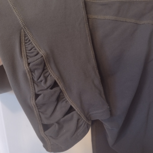 Athleta Grey Cutout Capri Crop Leggings Size Small - Picture 4 of 8